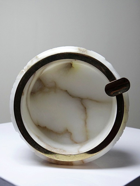 Image 1 of Kleiner, antiker, geschnitzter Alabaster-Aschenbecher aus der Hollywood Regency/Mid-Century-Ära.
