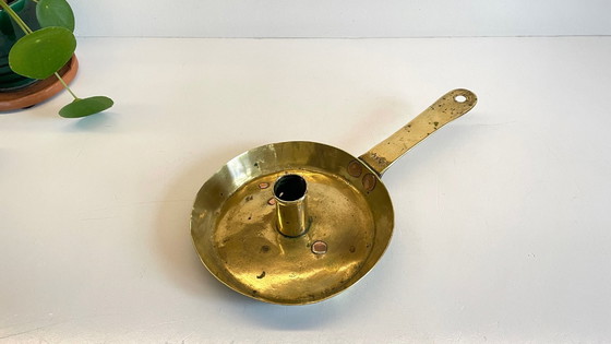 Image 1 of Antiker, niedriger Kerzenleuchter aus massivem Messing