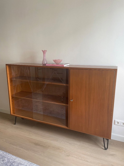 Armoire en teck moderne du Mid Century avec portes coulissantes en verre
