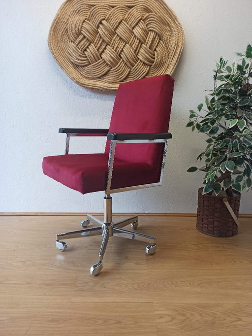 Poltrona girevole unica nel suo genere, risalente agli anni '60.