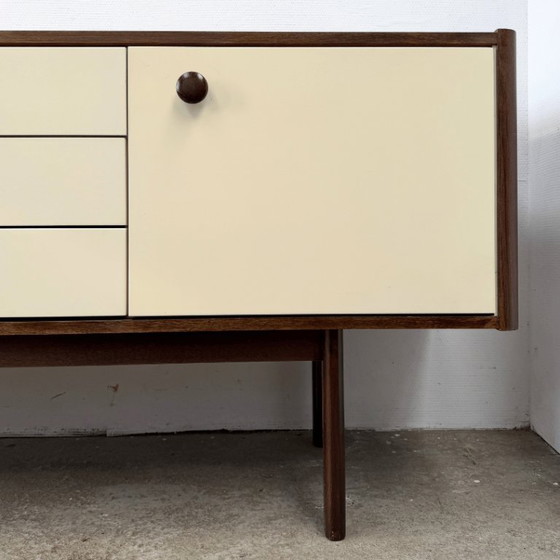 Credenza Mid Century Modern in legno e crema, Credenze, MDF, Marrone (foto 7 di 10)
