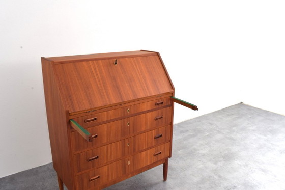 Image 1 of Escritorio danés de teca de mediados de siglo, década de 1960.