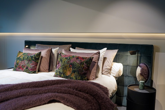 Image 1 of Letto Napoli con biancheria da letto – Comodini Moon Satellite – Tappeto Flush – Lampada da terra Tab