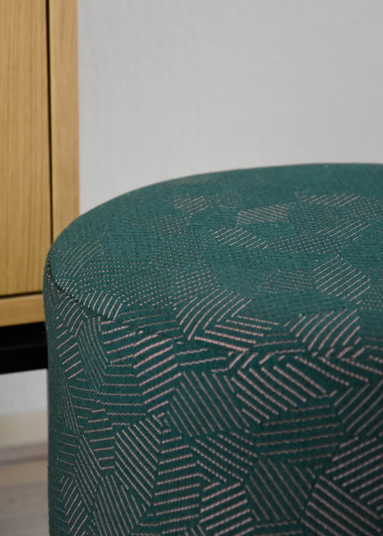 Image 1 of Ronde groene poef in Kvadrat Razzle Dazzle stof – Ø37 cm x H40 cm