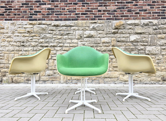 Image 1 of Herman Miller eetkamerset met stoelen, eettafel, vintage eetkamerset uit de jaren 60/70, kantoor