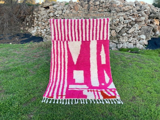 Prachtig handgemaakt roze vloerkleed van 250 cm x 150 cm.