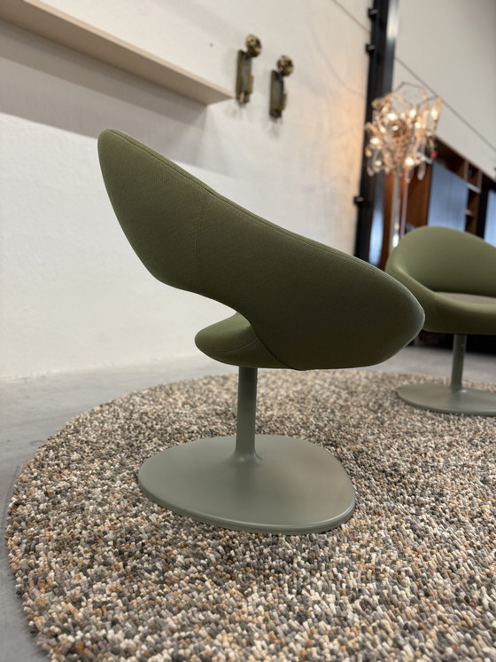 Image 1 of 2 Artifort Shark Draaifauteuils Kvadrat stof groen 