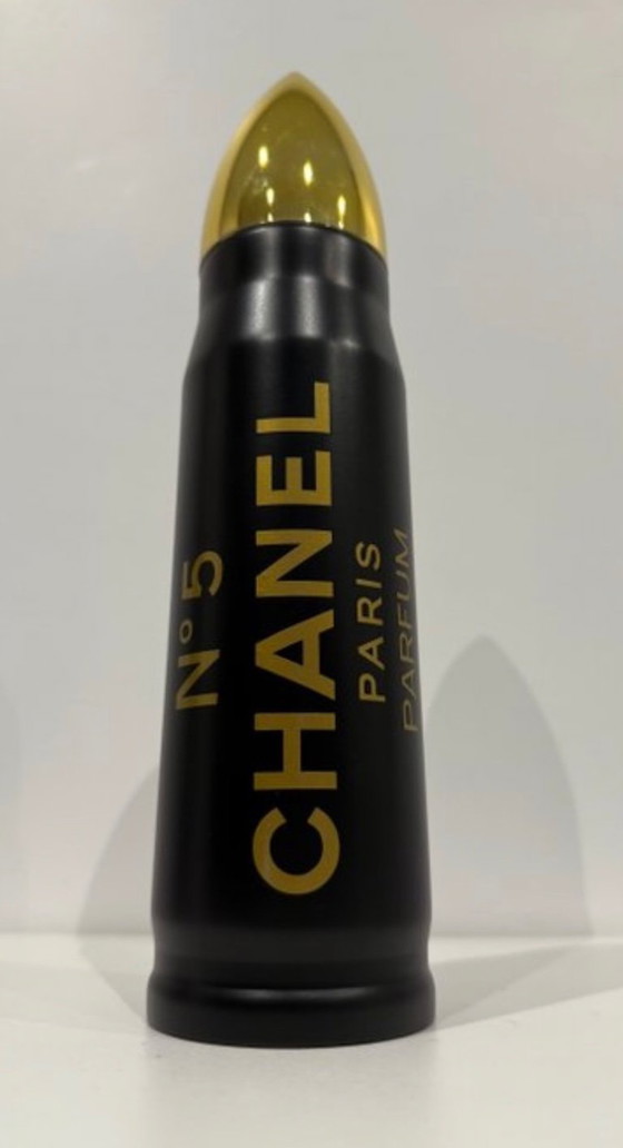 Image 1 of Bullet Chanel, hand signed no. 1/10, size XL. Certificate of authenticity from the artist. Excellent condition.