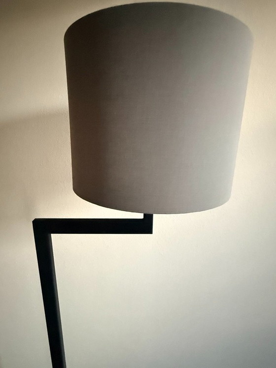 Image 1 of 1x, zwart metalen vloerlamp, met lichtgrijze kap