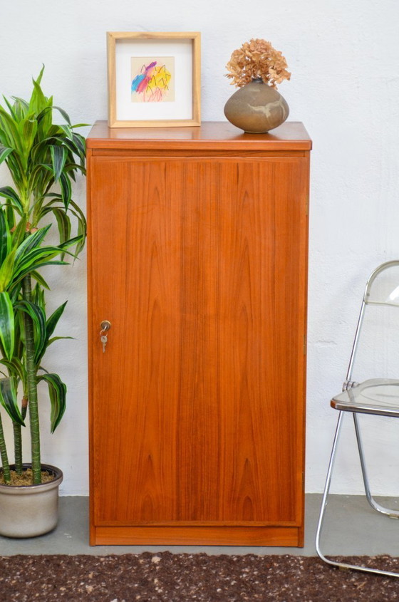 Image 1 of Mobile alto vintage in teak, con serratura, credenza, metà del secolo scorso, anni '70.