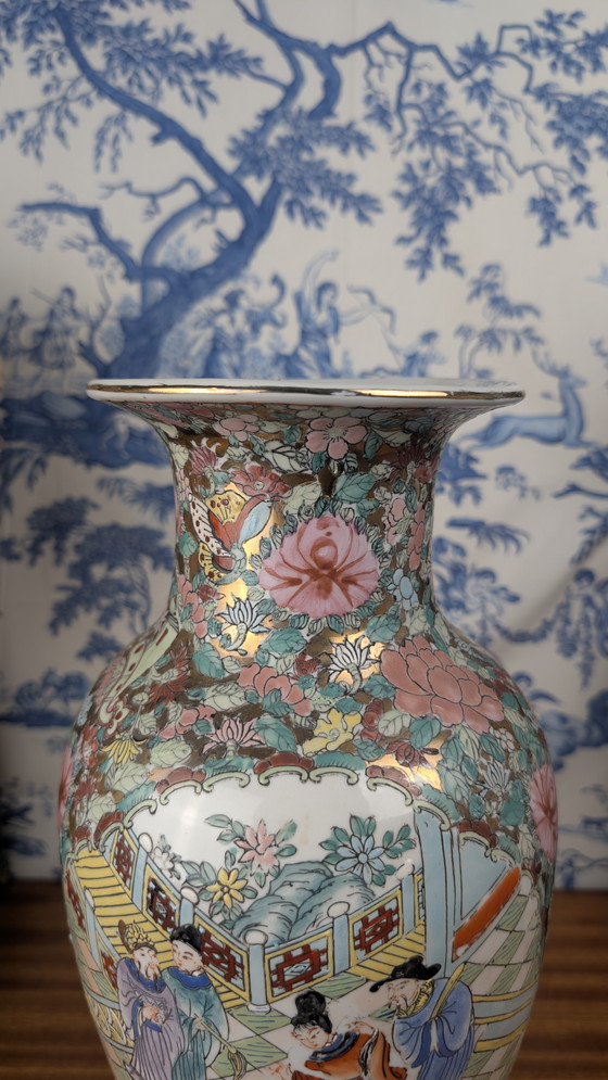 Image 1 of Vaso in porcellana cinese di Canton con decorazione a palazzo e floreale firmato Nian Qian Zhilong metà del XX secolo