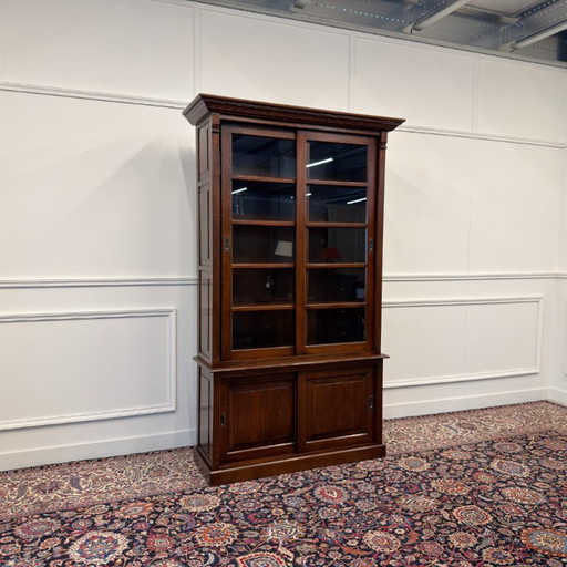 Libreria classica inglese con ante scorrevoli in vetro