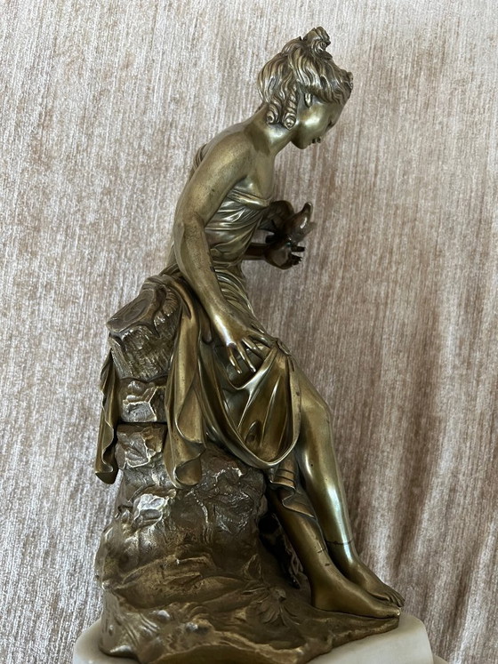 Bronzebildhauerei einer Frau mit einem Vogel, Marmor, Weiß (Foto 3 von 9)