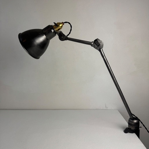 ALTE INDUSTRIELLE WANDLEUCHTE „GRAS RAVEL“ N° 204 Halbstarr