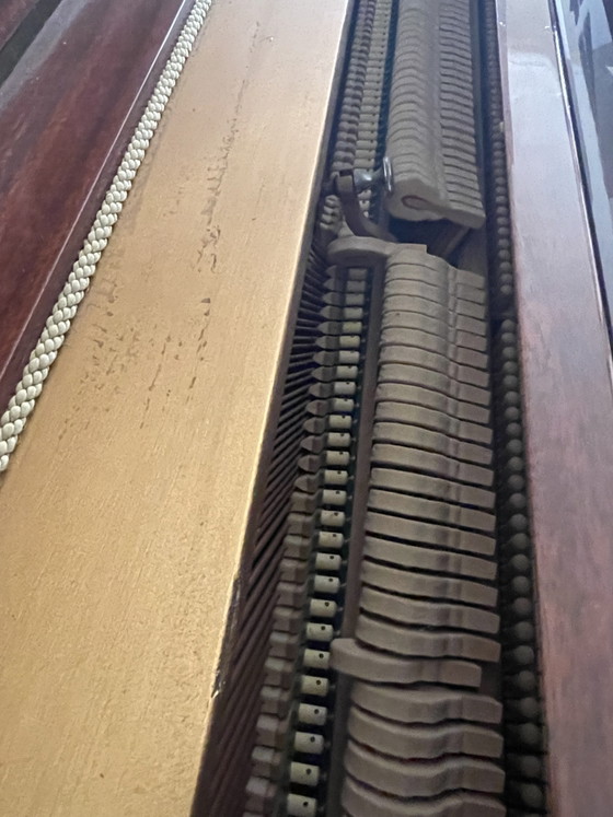 Wunderschönes Knight Piano K15 in poliertem Nussbaum – Zeitlose Klasse & Voller Klang – Wandschrank, Wood (photo 7 of 12)