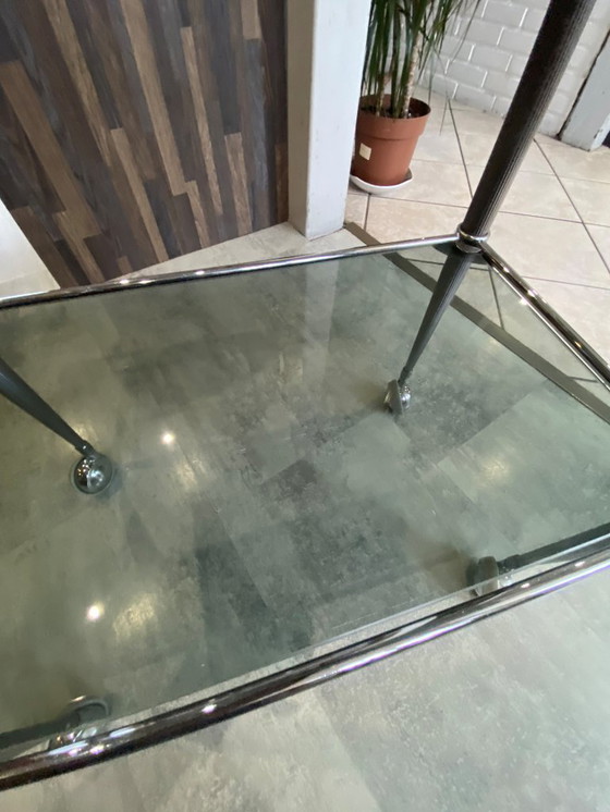 Image 1 of Carrello bar vintage anni '50 in metallo argentato con due ripiani in vetro fumé su ruote.