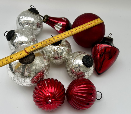 Image 1 of 1. Vintage glazen kerstballenset in rood en zilver