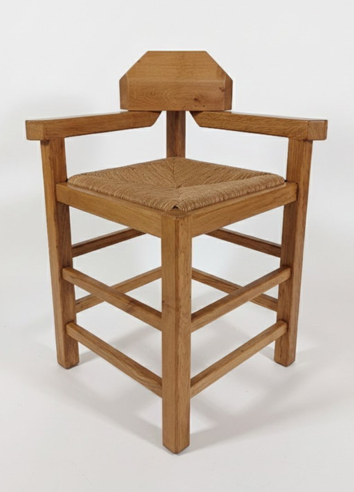 Brutalistischer Eckstuhl – Korbgeflecht und Holz, einzigartiges Rückendetail