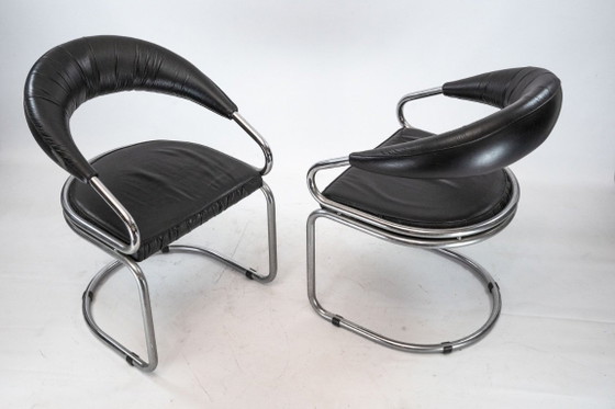 Image 1 of Een paar stoelen van chroom en kunstleer van Giotto Stoppino. Italië, jaren 70.