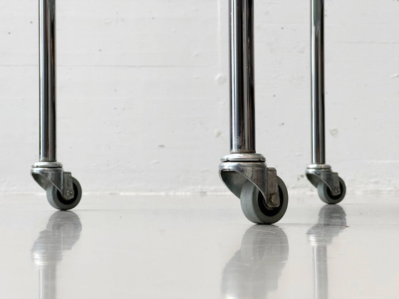Image 1 of Tavolino Bauhaus in tubolare d'acciaio e vetro, su rotelle, anni '70.