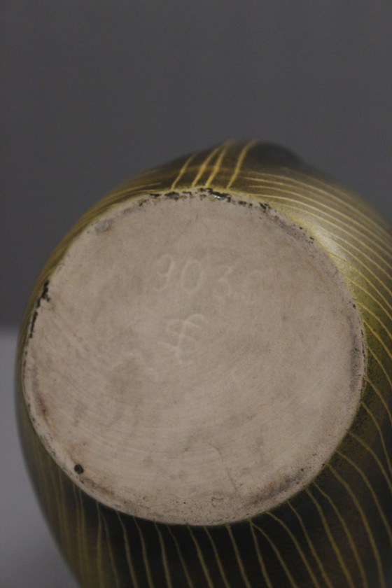 Image 1 of Saint Clément, Francia - Jarra de cerámica, circa 1950, forma irregular, estriada en amarillo y negro.