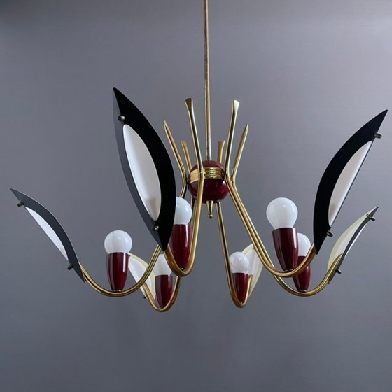 Image 1 of Lampadario italiano a sei luci in ottone e metallo laccato del 1950. Medio secolo moderno.