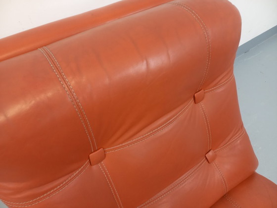Image 1 of Vintage Roche Bobois-fauteuil in chroom en tegelkleurig leer uit de jaren 70.