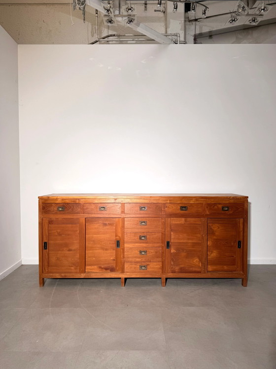 Großes Teakholz Sideboard mit Schiebetüren & Schubladen (photo 8 of 8)