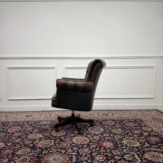 Grande Sedia da ufficio Chesterfield inglese marrone – Sedie da ufficio, Leather, Wood (photo 3 of 10)