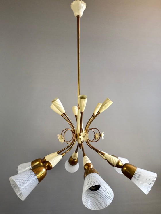 Image 1 of Chandelier twelve-light with Murano glass "Reticello" lampshades. Gilt brass and aluminum frame. Italy, 1950s.