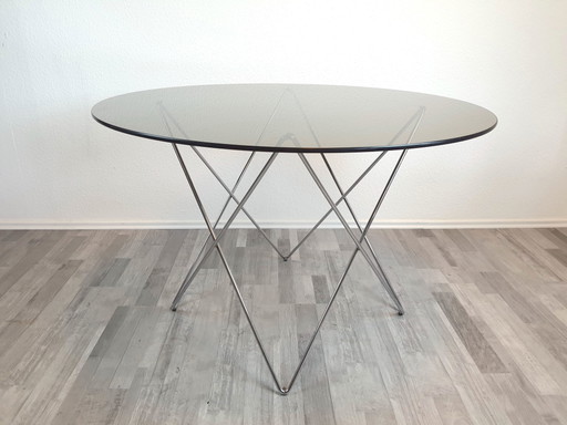 Vintage eettafel met steronderstel
