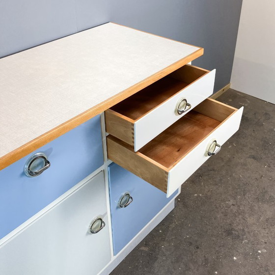 Image 1 of Keukenkastjes, pastelblauw en lichtgrijs, jaren 60, meubilair uit het midden van de vorige eeuw