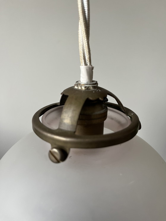 Image 1 of Lámpara colgante francesa de cuentas de principios del siglo XX: vidrio opalino con flecos de vidrio rosa.