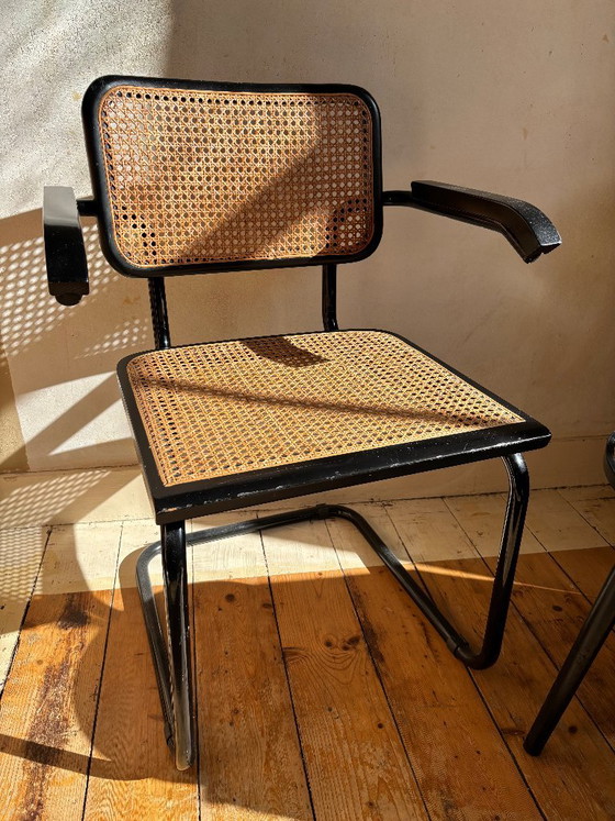 Cesca B64 stoel (Marcel Breuer) met armleuningen + tafeltje, Fauteuils, Hout, Rotan, Zwart (foto 2 van 5)