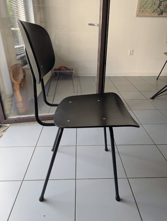 Image 1 of 4 schwarze Esszimmerstühle – im Stil von Friso Kramer