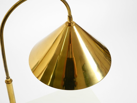 Bella, grande, originale lampada da tavolo in ottone con paralume conico, Mid-Century Modern (photo 11 of 20)
