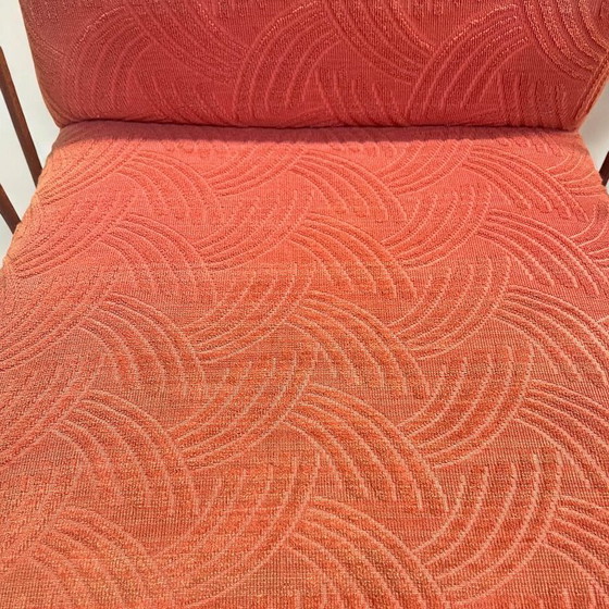 Image 1 of Fauteuil cocktail/lounge vintage avec accoudoirs en noyer et revêtement en tissu rouge d'origine. Un classique des années 19