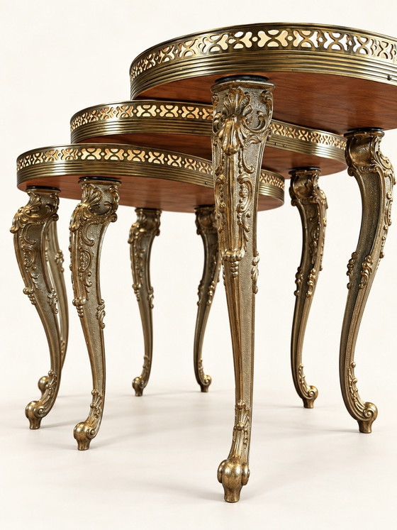 Set antico di tre tavolini a incastro in elegante forma a rene – Bronzo, Rame (photo 5 of 7)