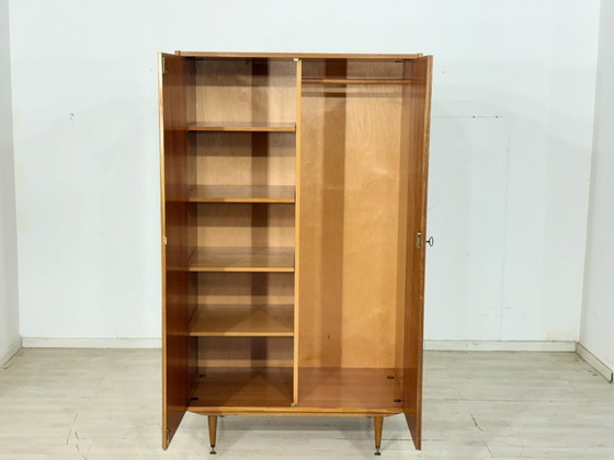 Image 1 of Armadio vintage degli anni '60: impiallacciatura in noce di grande effetto e design di metà secolo.