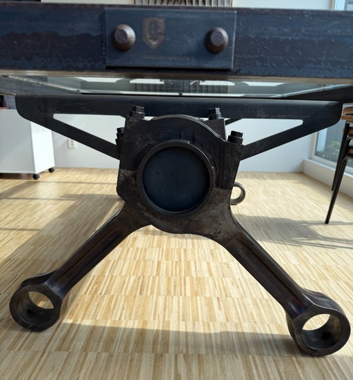 Een unieke eettafel met een industrieel tintje, inclusief stoelen!