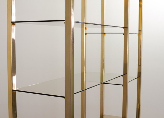 Image 1 of Scaffale Belgo Chrom Hollywood Regency in stile laccato nero, placcato oro 20 carati con vetro fumé. Belgio, anni '70.