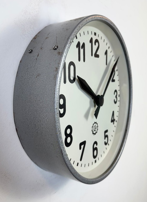 Image 1 of Grijze industriële fabriekswandklok van Chronotechna, jaren 50