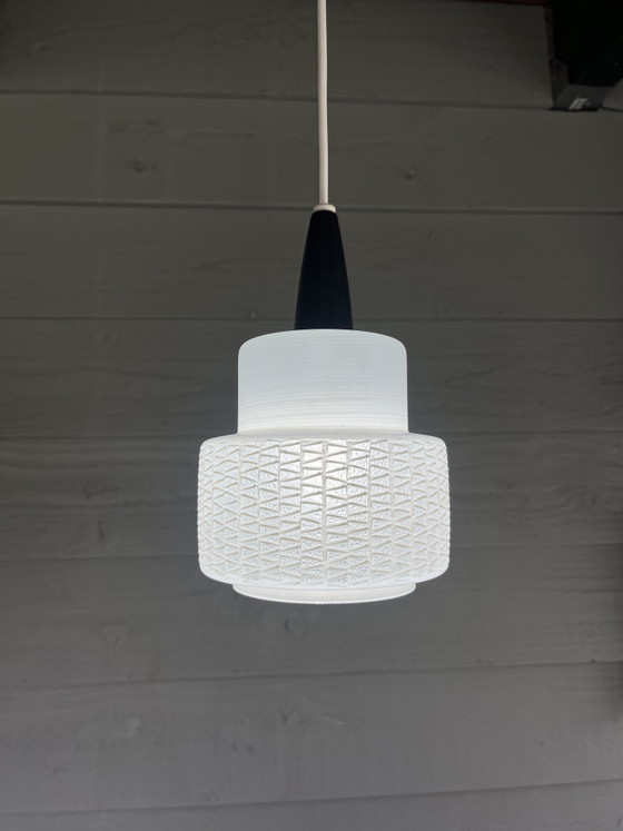 Image 1 of Lampada a sospensione vintage francese in opalino bianco/nero, stile metà secolo.