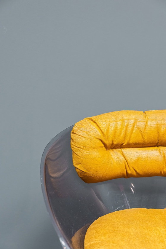 Image 1 of Poltrona lounge in Lucite Pod