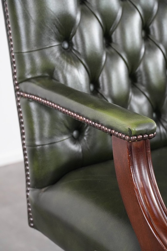 Image 1 of Sedia da ufficio Chesterfield in pelle di mucca verde scuro e legno in stile inglese su ruote