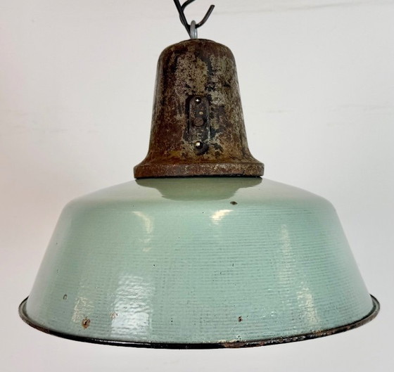 Image 1 of Industriële fabriekslamp van petroleum-email met gietijzeren bovenkant, jaren 60