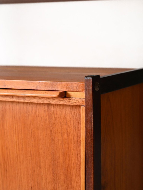 Image 1 of Bibliothèque scandinave vintage avec bureau coulissant et supports en laiton