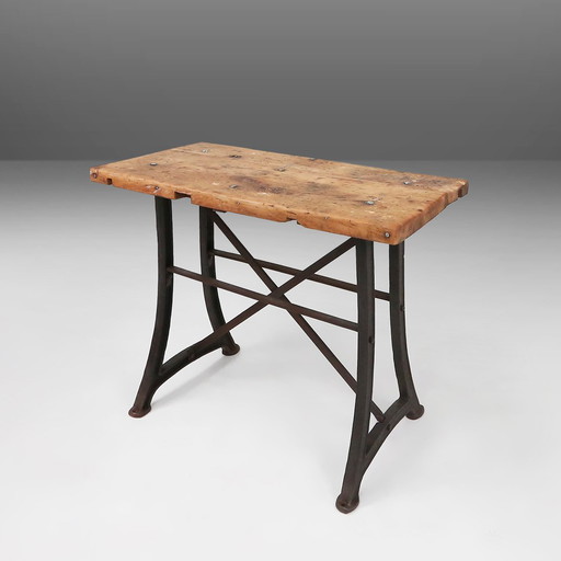 Table de bar/bistro industrielle avec pieds en fonte et plateau en bois, Belgique, années 1920