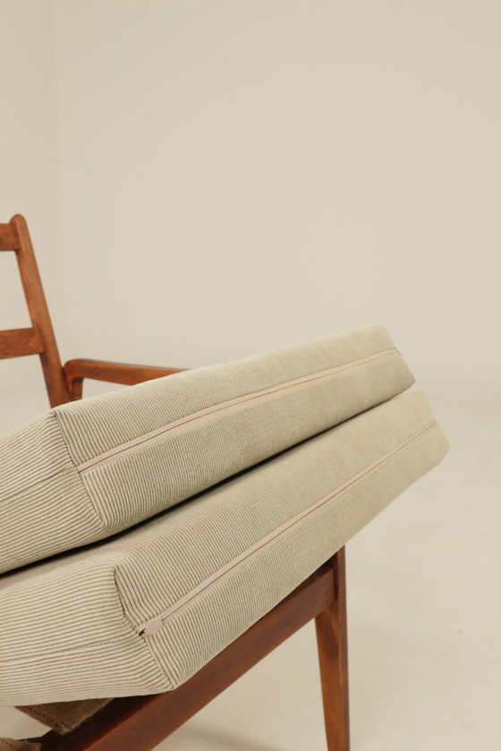 Image 1 of Poltrona vintage in velluto a coste color oliva con struttura in legno, design moderno di metà secolo, 1970