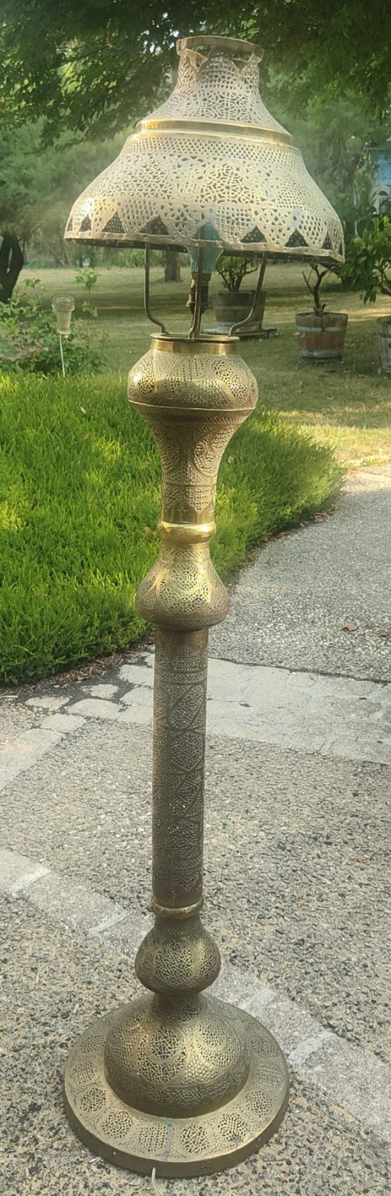 Image 1 of Lámpara de pie con base de metal dorado y cincelado.